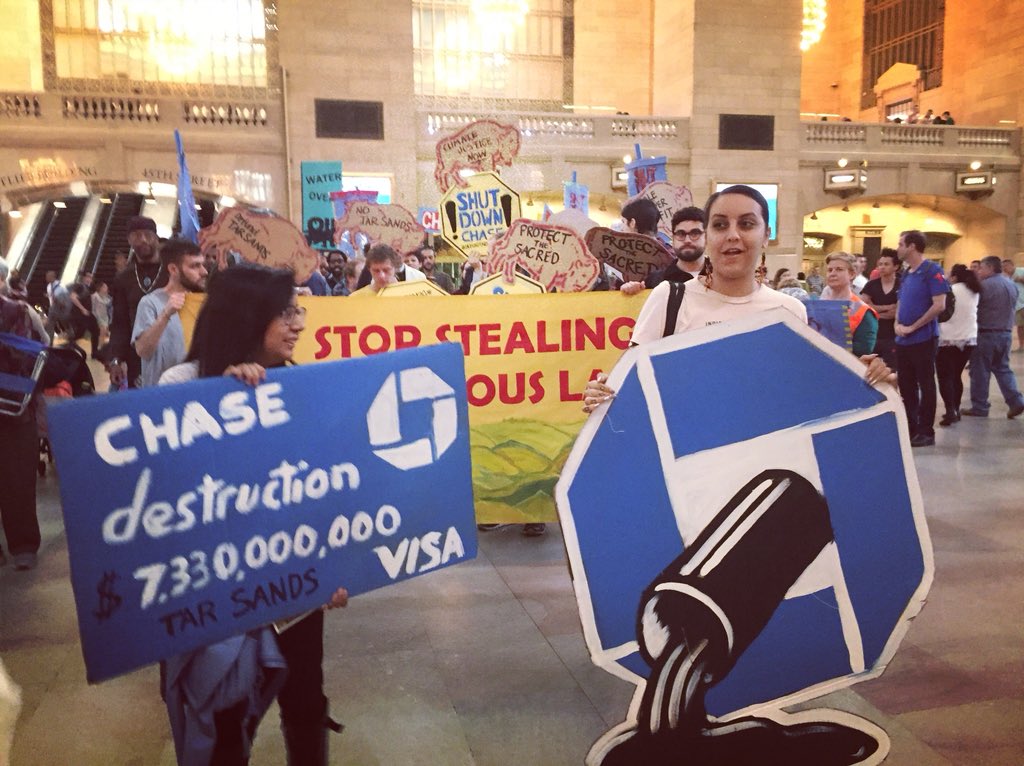 SeedSovereignty's tweet image. JPMorgan Chase has quadrupled its investments in tar sands oil since Trump took office. They continue to fund the violation of indigenous sovereignty and climate catastrophe.

#ShutDownChase