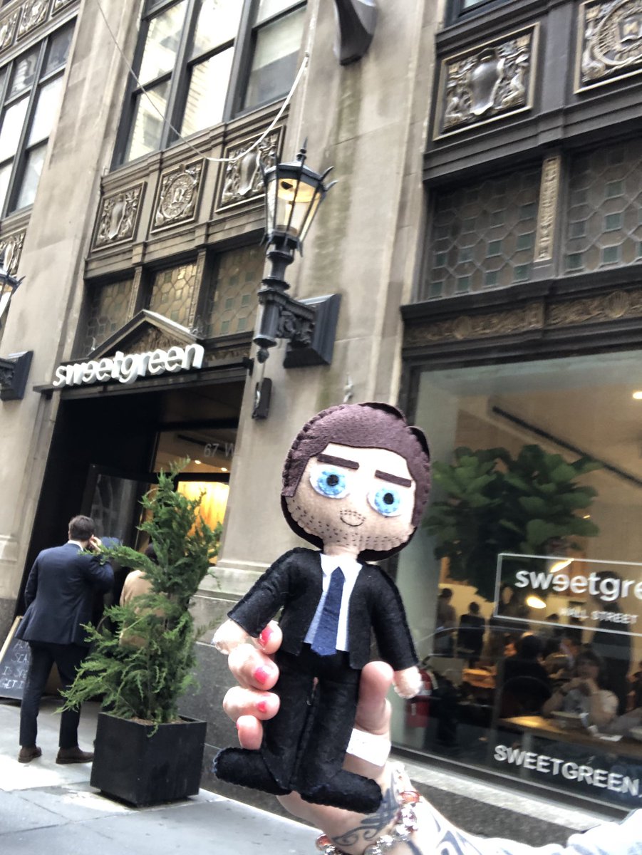 melpote's tweet photo. My very favorite scene from #WhiteCollar 🙃 It’s in #Countdown where Neal “pimp limps” off with his hat! No fedora and then Fedora!! #PearlSt #Manhattan https://t.co/Zw0LgBSOJn