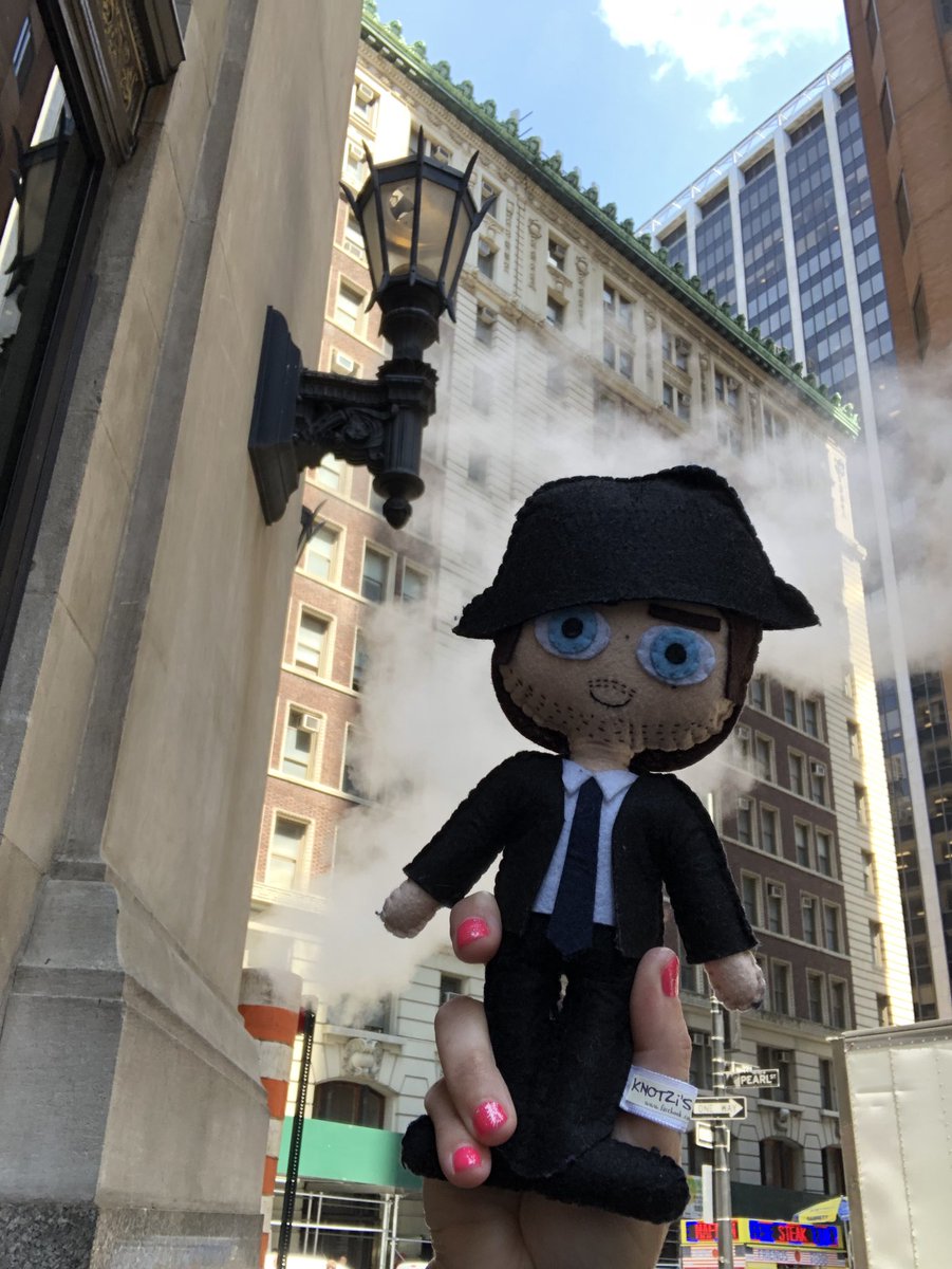 melpote's tweet photo. My very favorite scene from #WhiteCollar 🙃 It’s in #Countdown where Neal “pimp limps” off with his hat! No fedora and then Fedora!! #PearlSt #Manhattan https://t.co/Zw0LgBSOJn