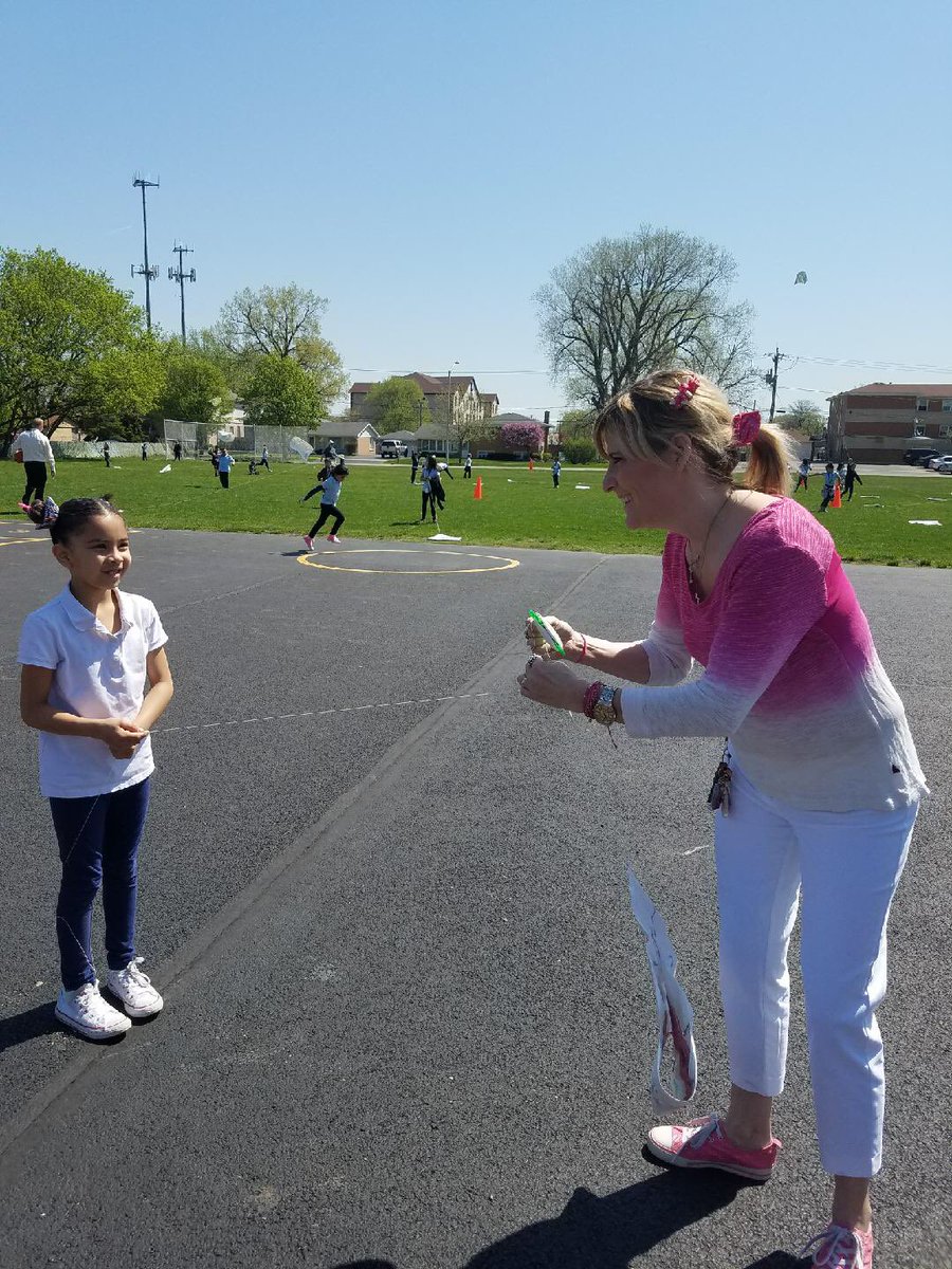 ErbsMachelle's tweet photo. Teachers helping to untangle..#KiteDay #finallyniceout #needmorespace #REByrdistheword https://t.co/8DIjmiOgLI