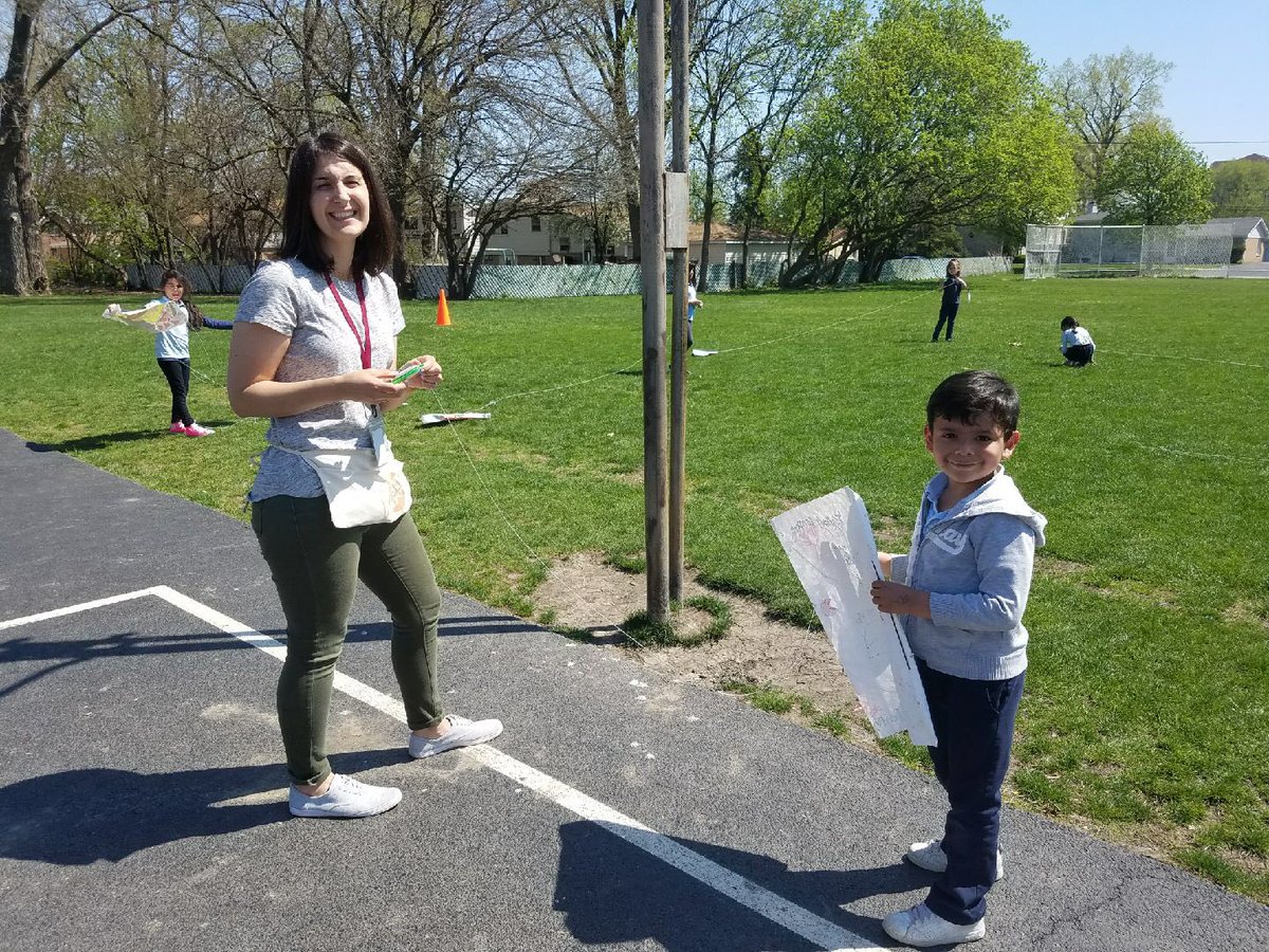 ErbsMachelle's tweet photo. Teachers helping to untangle..#KiteDay #finallyniceout #needmorespace #REByrdistheword https://t.co/8DIjmiOgLI