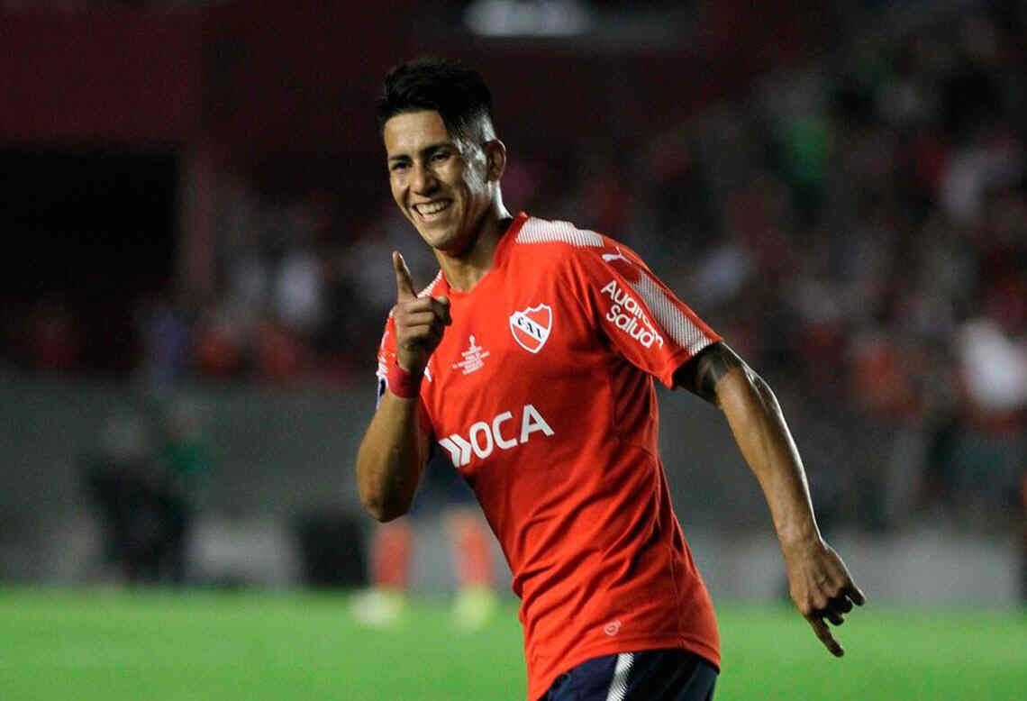 botingol's tweet photo. DUELO DE JUGADORES:
¿A quién elegís?
🔁RT: Ricardo Centurión
❤️FAV: Maximiliano Meza https://t.co/fbP7zrvutU