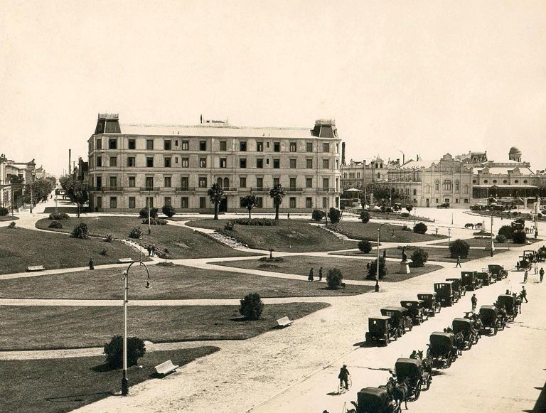 FotosFamiliaMdP's tweet photo. No es Europa: es Mar del Plata en los años '20. Donde vemos el parque, hoy está el Casino Central. El edificio (anexo del Bristol Hotel) fue reemplazado por la Plazoleta de las Provincias (https://t.co/bYCvYUpBCO e/ Rivadavia y Belgrano)
https://t.co/qkXtZiaINu https://t.co/EBBfioKiIG