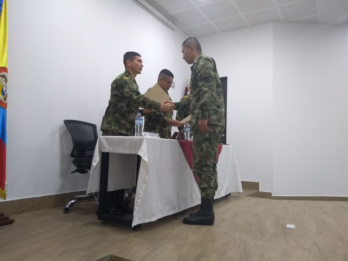 Ingenieros_EJC's tweet photo. #IngenierosMilitares Oficiales, Suboficiales y Soldados profesionales del #BIOPE #BIADE #BRING #COING, del @COL_EJERCITO se certifican y acreditan con cursos de Manejo y Aprovechamiento de Aguas e Instalación de Puentes en Estructura Metálica Modular para servir a #Colombia https://t.co/I8ZZYzUrsO