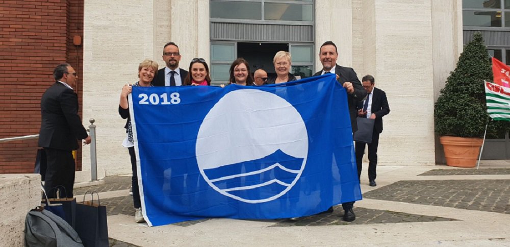 visitvalsugana's tweet photo. Anche nel 2018 i nostri laghi di #Levico e #Caldonazzo sono da... #BandieraBlu!

L'ambito premio, è stato confermato nella giornata odierna, per la qualità delle acque e dei servizi offerti! #livelovevalsugana 
👉 https://t.co/WZGm2o83VG https://t.co/IzeRNoriTy