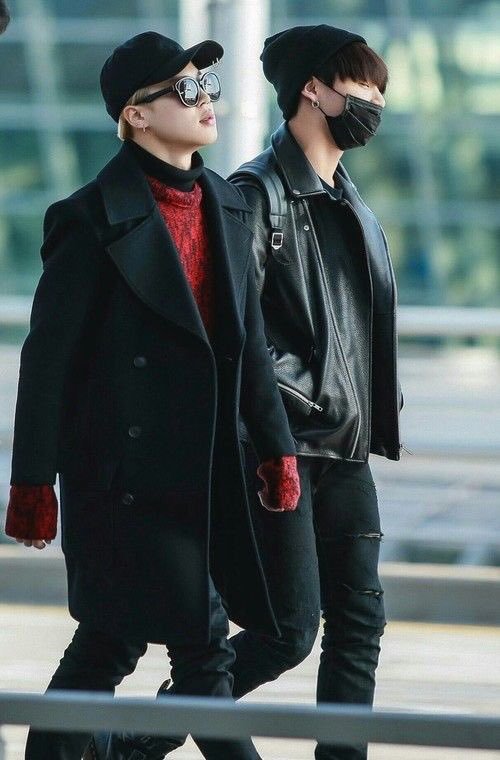 ipurple_tae's tweet photo. Simple and significant.
Men in BLACK are my weakness 🖤
#REALMENREALSTYLE
#지민 #꾹 #blackcombo #BTSARMY #BTSBBMA @BTS_twt https://t.co/YYmWBaFV0L
