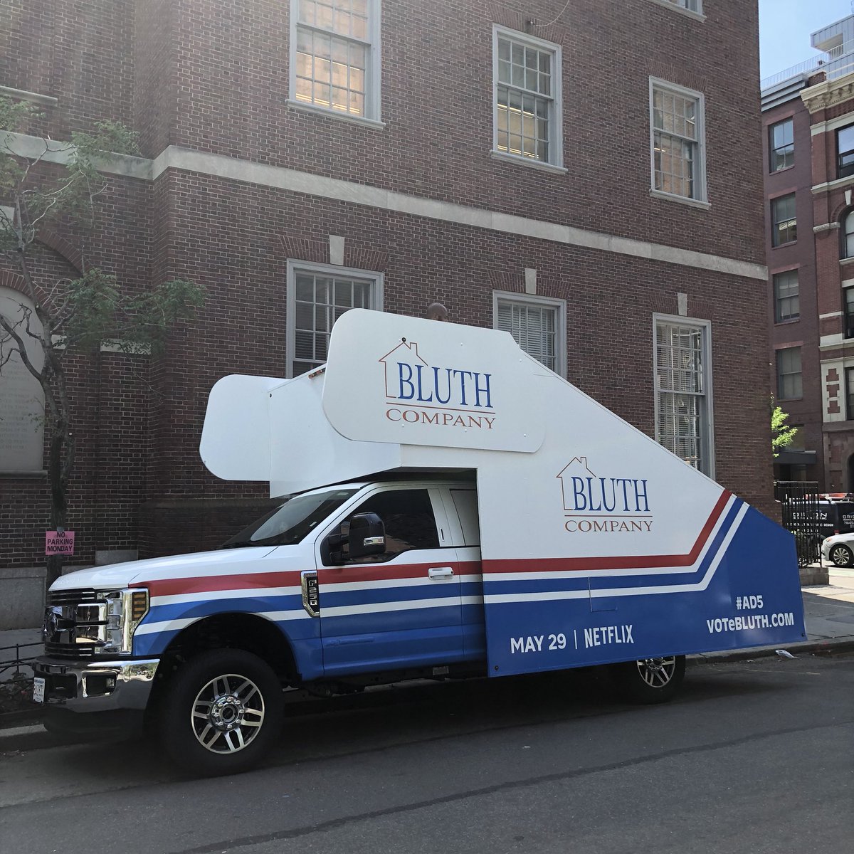 arresteddev's tweet photo. Hop on, NYC! We’re at Washington Square Park! https://t.co/8QLI0K2e7Y