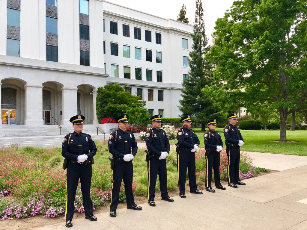 LBPD's tweet image. Honoring the fallen 🙏 Our #LBPD Honor Guard was privileged to attend a candlelight vigil held at the California Peace Officers Memorial in our State Capitol to pay respect to those officers who lost their lives in the line of duty in 2017 💙 #LBPDCares #FallenButNotForgotten