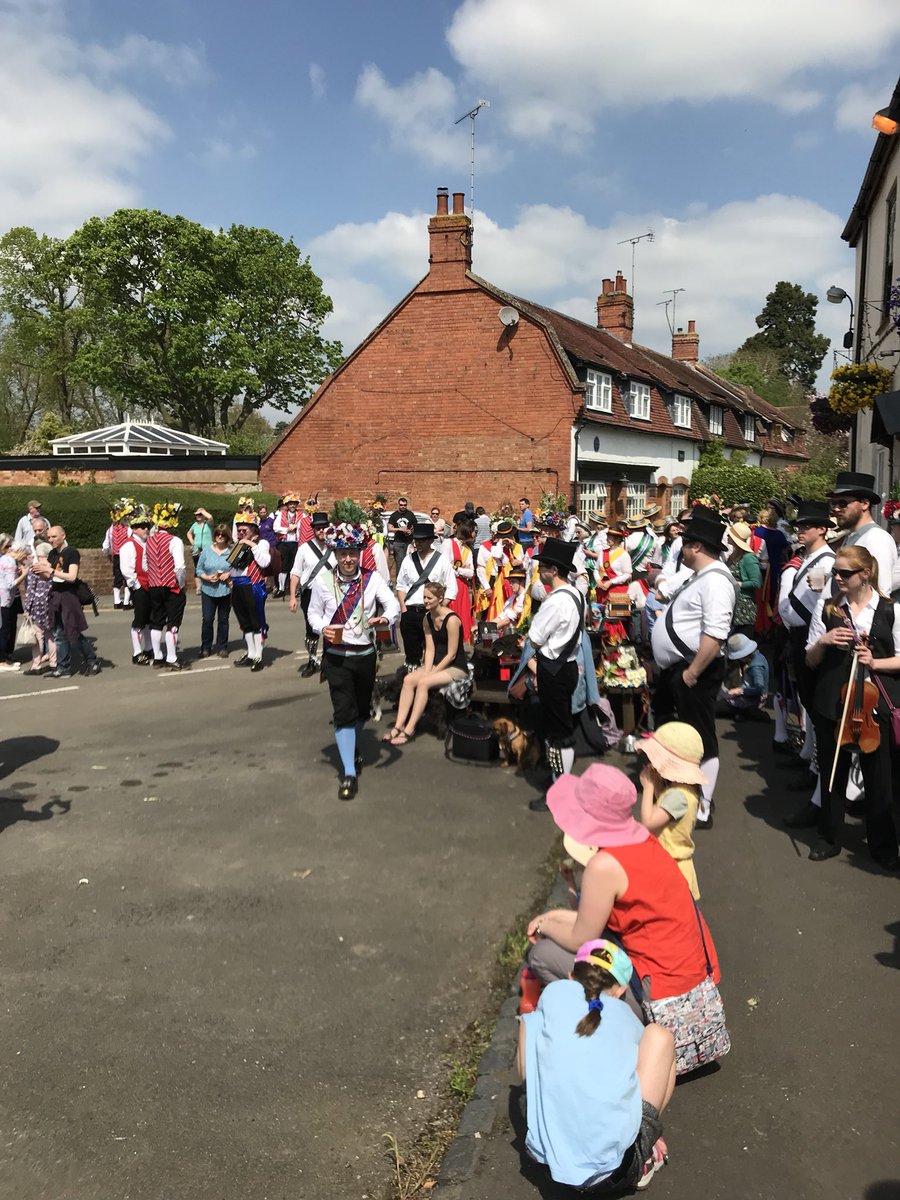 A massive thank you to <a href="/BowerStMorris/">Bower Street Morris</a> <a href="/SilkstoneGreens/">Silkstone Greens</a> <a href="/Rushcartnews/">Saddleworth Morris</a> <a href="/5RiversMorris/">Five Rivers Morris</a> @KnockhundredShuttles for an amazing weekend of dance and frolics in Long Itchington! Cheers 🍻