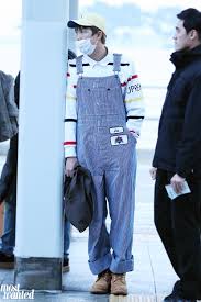 lowqRM's tweet photo. The jumper is the cutest thing with those dungarees https://t.co/5FGCv6dtvY