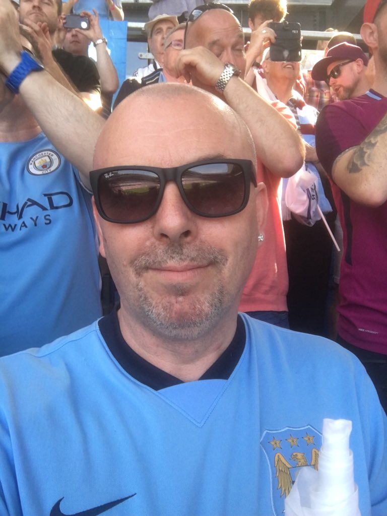 darrenbooth2's tweet photo. I’m happy but the guy behind me isnt😃😪 https://t.co/EcPgj529yI