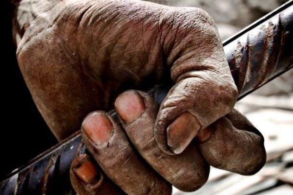 barmashoreibi1's tweet photo. _
محو می شود 
در غبار روز 
خنده های خاکی اش
و مرد
از آستین های کهنه به بعد
اشک را
ادامه نمی دهد
چقدر صبور است 
سنگ فرش خیابان
که زیر این همه کفش
چشم های کور را 
بدون عصا راه می برد

#بارما_شریبی
از کتاب: خیابان تشنه ی زمین خوردن است https://t.co/O8zoNBE9qX