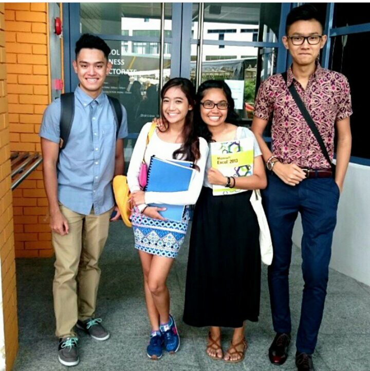 RandomGuySid's tweet photo. First day of poly vs Graduation Day https://t.co/PK1GQViIHV