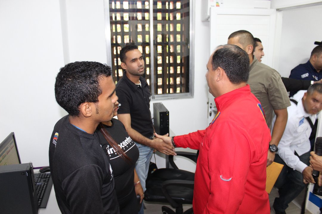 hugbelpsuv's tweet photo. Acompañados por el Gobernador @OmarPrietoGob inauguramos una granja de minería digital universitaria en el Instituto Universitario de Tecnología Maracaibo @IUTMoficial #BecaSucre100xCierto https://t.co/e1FzDabqmb