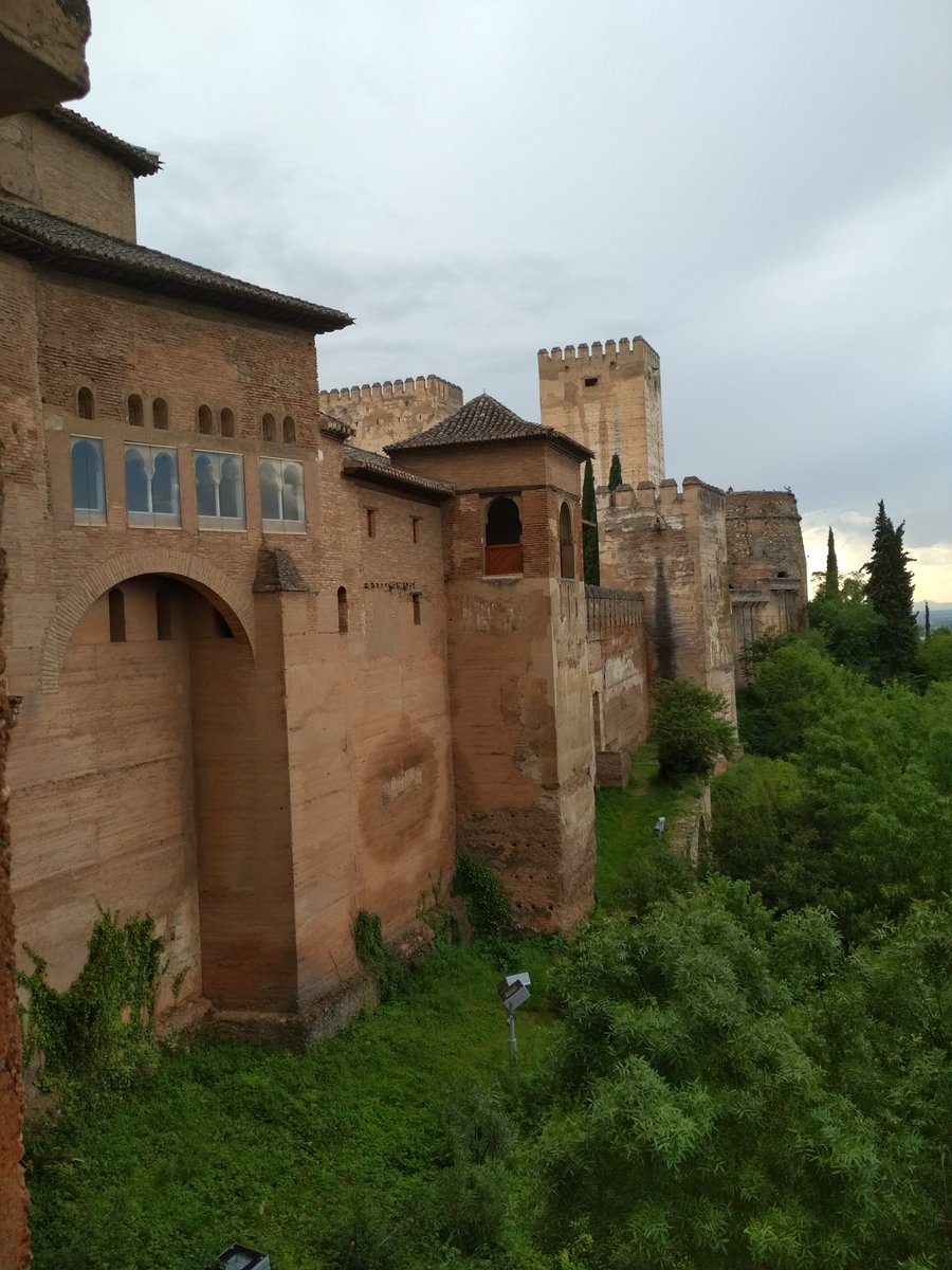artandalusi's tweet photo. Miradas que proporciona el máster!  @alhambracultura @harteugr #MasterTutelaPatrimonio https://t.co/DlGNRWKxnd