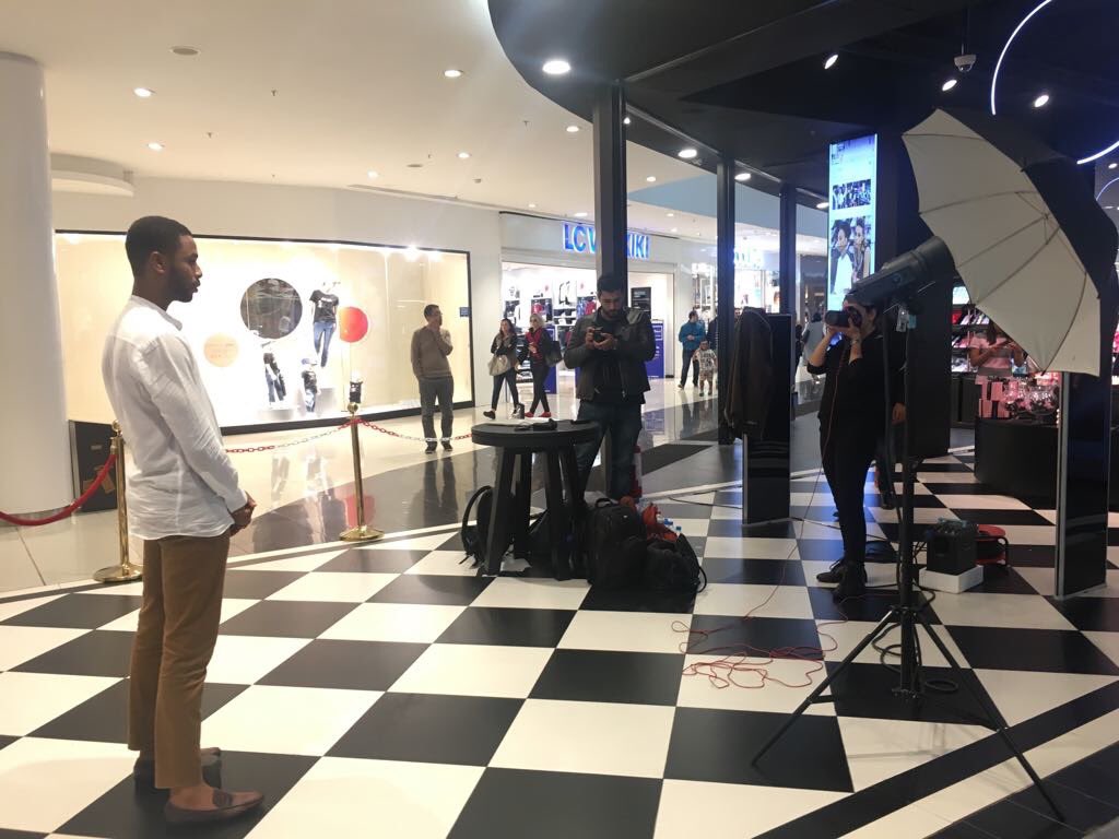visagedumaroc's tweet photo. Hind Chaouat, fondatrice de #VisageDuMaroc a créé l'événement en marge #Afrifata organisé, la semaine dernière à #Casablanca, avec son studio éphémère à @yanoneofficial @HindChaouat @floracoquerel @LahlouHicham #XavierBruneau @aliciafall #ZakKone https://t.co/LgLMjAcCfG