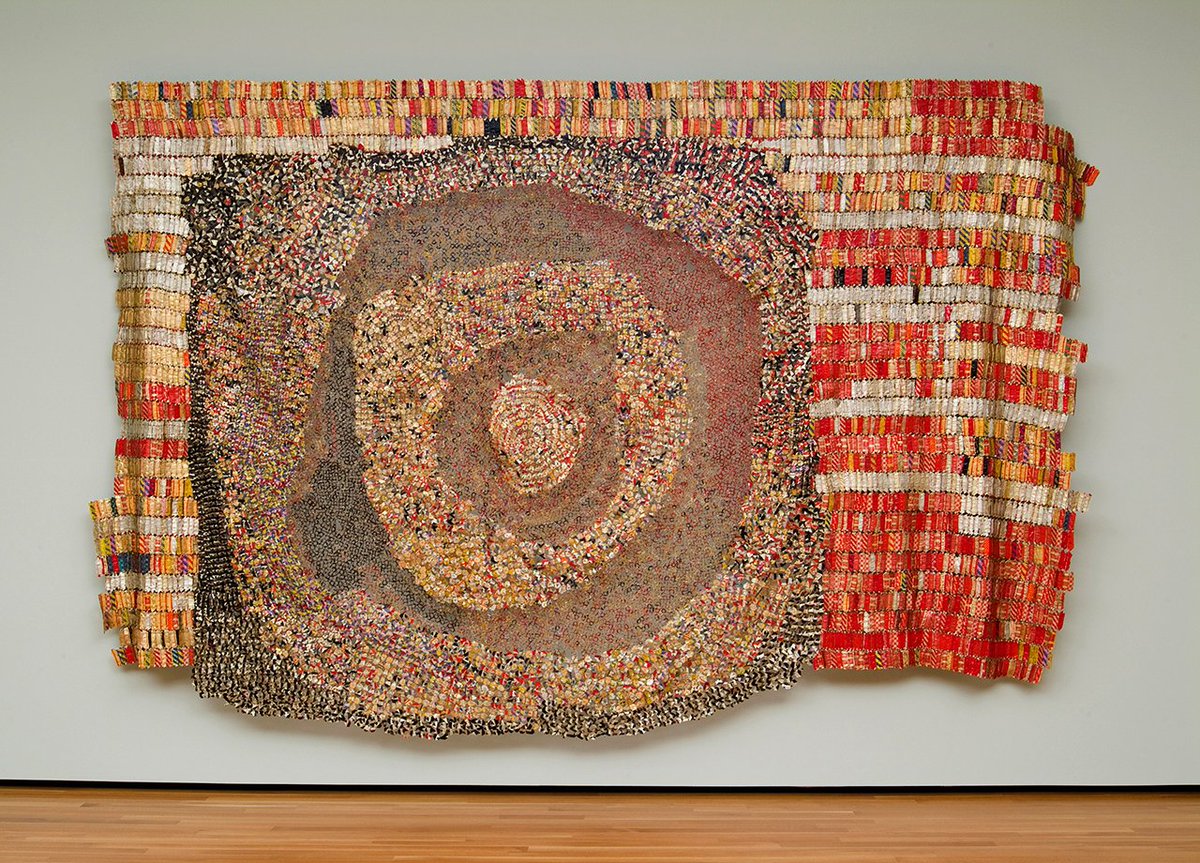 El Anatsui, Dzesi II, 2006 El Anatsui is known worldwide for his shimmering wall hangings composed of aluminum liquor bottle caps, copper wire & other discarded materials. akronartmuseum.org/collection/Obj… #elanatsui #contemporaryart