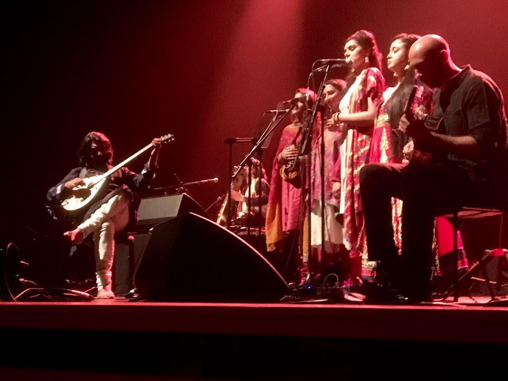 I_see_no_spider's tweet photo. Rounding up the #BankHolidayWeekend with Talvin Singh at the #RoyalFestivalHall
@TalvinSingh
2018 Alchemy festival
#SummerSeason ☀🌴🎶
@SouthbankCentre #London
Hauntingly beautiful music #AlchemyFestival #Alchemy #AlchemySC #IndianCulture #Music #AsianHeritageMonth https://t.co/sMR4P69GyC