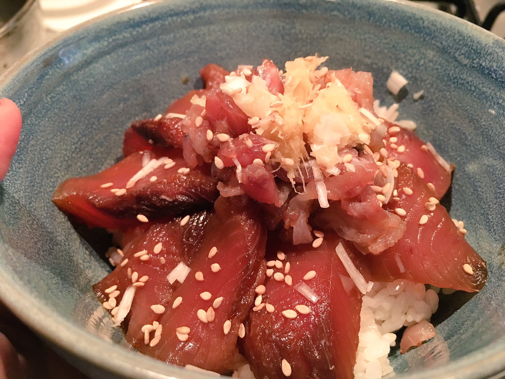 佐藤モカ 修行中 ソウダガツオの漬け丼 薬味をたっぷりのせて 真ん中にタタキも少し うま 血合い はしっかり取っておきましたのでクセというほどのクセはないんだけど カツオより更にコクがあるよね あら汁と一緒に こんな美味しい魚を丸々1匹 4 佐藤モカ 修行中 ソウダガツオの漬け丼 薬味をたっぷりのせて 真ん中にタタキも少し うま 血合い はしっかり取っておきましたのでクセというほどのクセはないんだけど カツオより更にコクがあるよね あら汁と一緒に こんな美味しい魚を丸々1匹 4