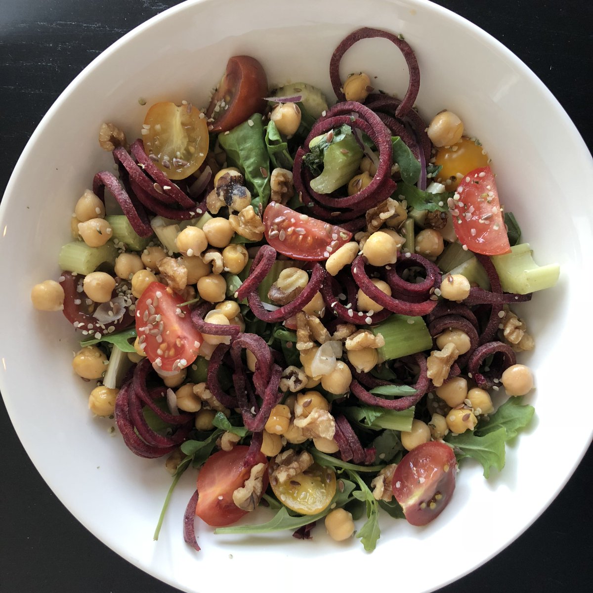 HilaryND's tweet photo. Happy Monday! I was in the mood for a big salad today BUT I always make sure my salads have 20g of #protein (hemp + chickpeas + walnuts), 10+g of fibre (flax, chickpeas, veg) + a variety of colours. Yum! #lunchinspiration #healthymeals #torontonaturopath https://t.co/F4qfvFIOEQ
