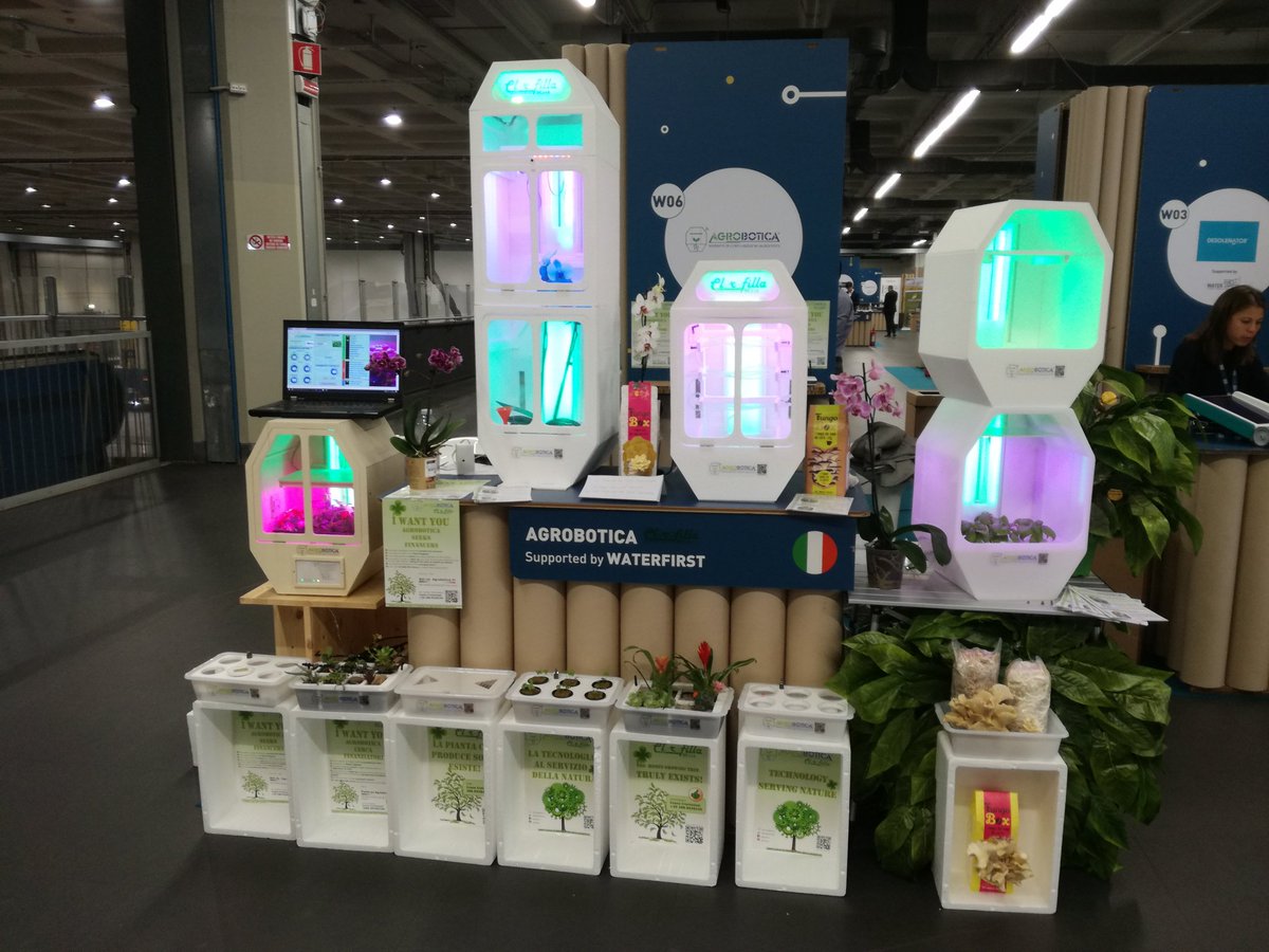 AgroboticaItaly's tweet photo. May 7 2018 at Seeds&amp;Chips https://t.co/IxIfZGK85u presents the exclusive #ClorofillaSC518, the first 
Dynamic Soilless Growth Modular System. 
This All-In-One Robotic Growbox  makes us grow plants with low, medium or high trunk, mushrooms or even algae such as Spirulina. https://t.co/gvsckPlbZk