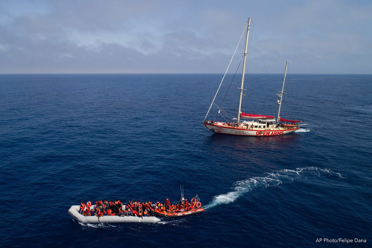 🔵 #UPDATE <a href="/guardiacostiera/">Guardia Costiera</a> ha autorizado transfer de las 105 personas rescatadas hace más de 30h al barco #Aquarius. Por fin se dirigen rumbo a puerto seguro.