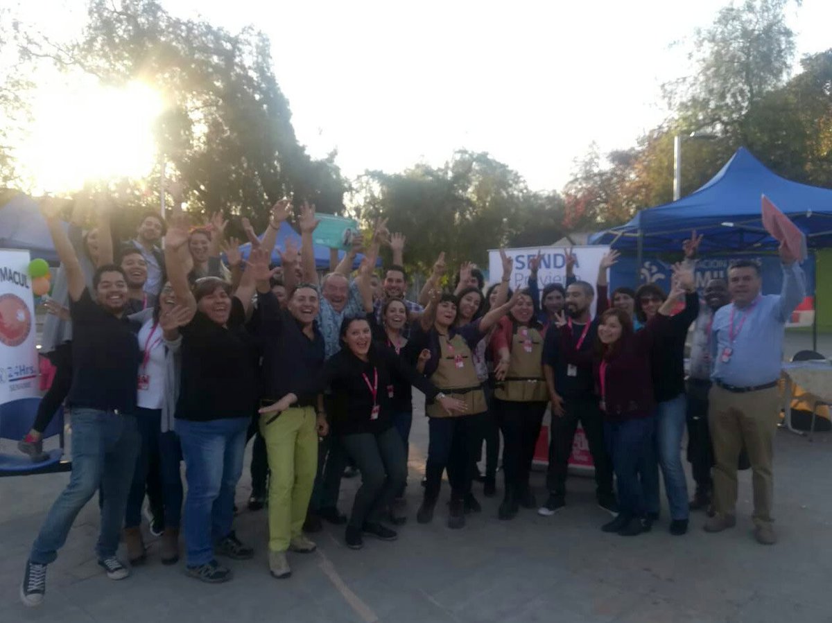 funfamilias's tweet photo. #Macul Nos gusta el trabajo territorial. En Plaza Semillitas de Población Santa Julia instalamos feria de servicios para acercar a la comunidad el apoyo que @MuniMacul, el Registro Social de Hogares, nosotros como Fundación y otras instituciones podemos entregar a los vecinos. https://t.co/2kobbSgU08