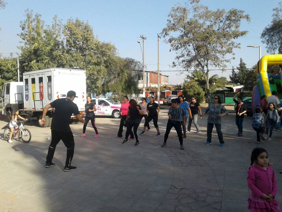 funfamilias's tweet photo. #Macul Nos gusta el trabajo territorial. En Plaza Semillitas de Población Santa Julia instalamos feria de servicios para acercar a la comunidad el apoyo que @MuniMacul, el Registro Social de Hogares, nosotros como Fundación y otras instituciones podemos entregar a los vecinos. https://t.co/2kobbSgU08