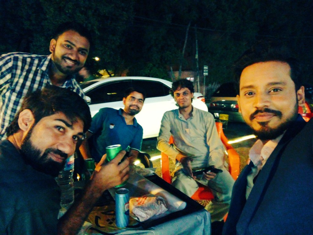 ahsanumartv's tweet photo. Jis trh acting ka baap @iamsrk 
Cricket ka baap @SAfridiOfficial 
Pop singing ka baap @itsaadee 
Usi trh #BunKaBaap hai @BunKaBaap 
Yeh tasveer aisey he #SocialMedia k baaps k sath. 
Digital Reviews k baap @shafiqulhasan81 ka shukria krtey hue. 
Apka #SocialMediaReporter https://t.co/C7YmhxzGu0