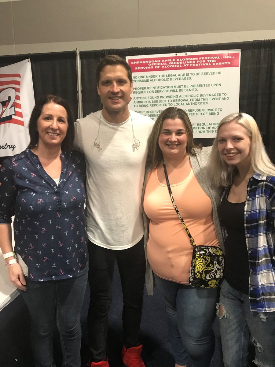 Mvb Bank On Twitter Did You Get A Chance To Visit The 2018 Mvb Bank Country Music Party Team Mvb S Julie Cox And Family Got A Chance To Say Hello To Singer