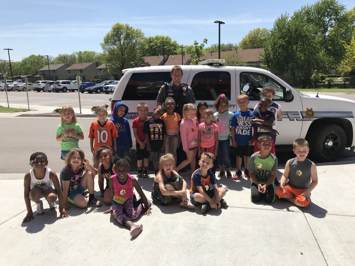 LilJaguars's tweet photo. Thank you officer Cochran for coming to talk my class and start our community helper week! #WeAreTps #Jardine501 #TopekaPolice https://t.co/JmU52A9UsG
