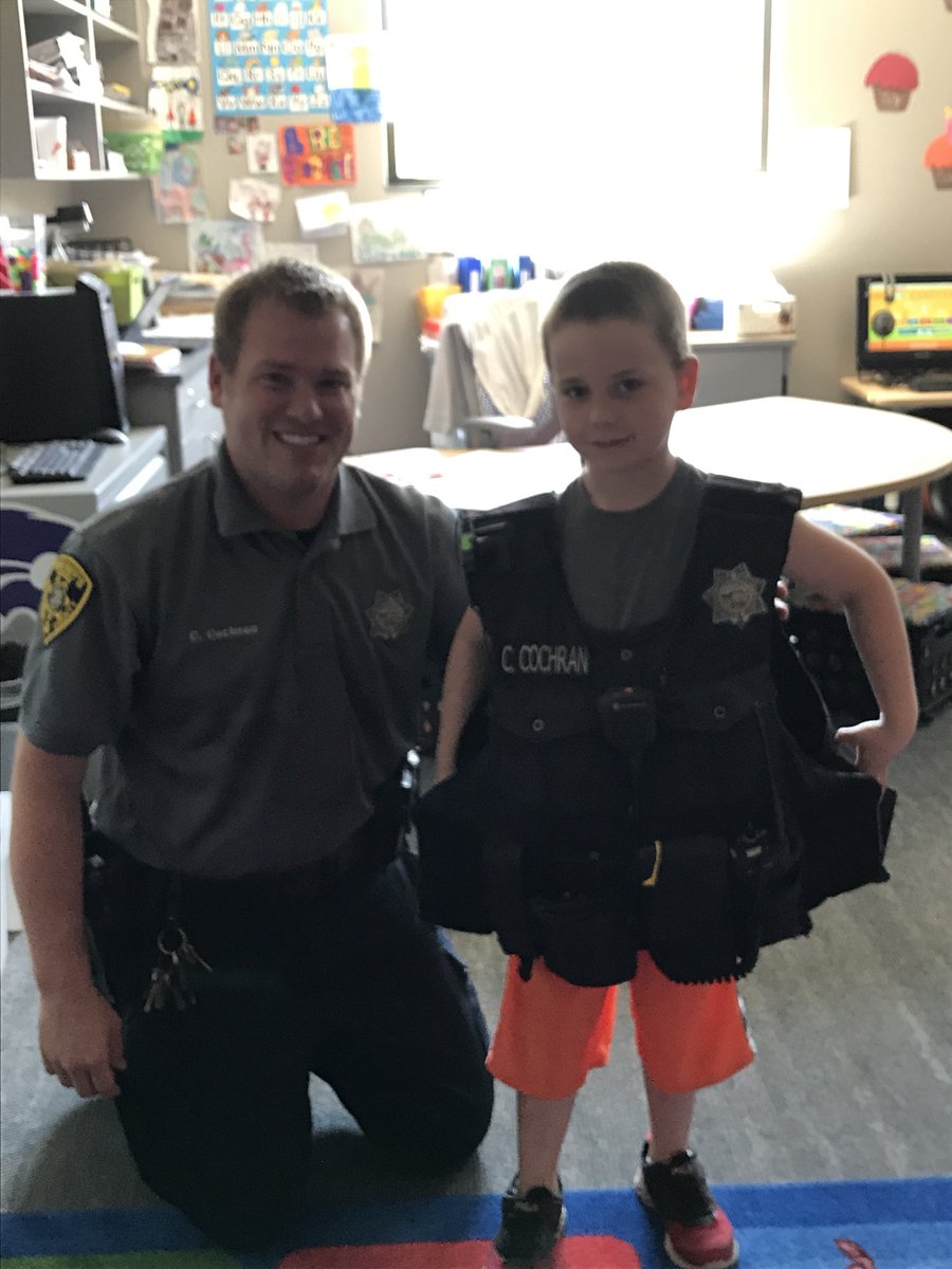 LilJaguars's tweet photo. Thank you officer Cochran for coming to talk my class and start our community helper week! #WeAreTps #Jardine501 #TopekaPolice https://t.co/JmU52A9UsG