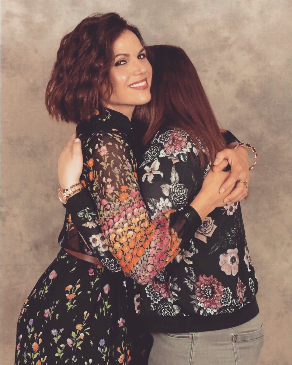bexmaderworld_'s tweet photo. @LanaParrilla gives the best hugs in the world! Love her 💋 https://t.co/oDLlryvB3C