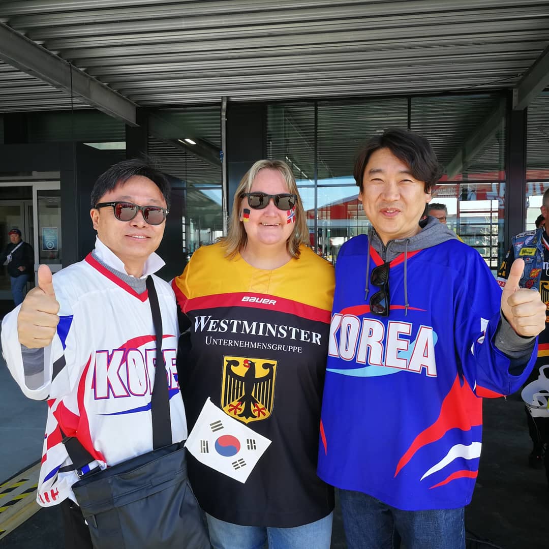 ManuelaFreese's tweet photo. We will play against Korea, Latvia, Finnland and Canada and again the fans will make party together, one pic with every nation of group B #IIHF2018 #duckly #sport1 @DEB_eV @2018IIHFWorlds @SBanderm @RickGoldmann https://t.co/ucRVwRPEJO