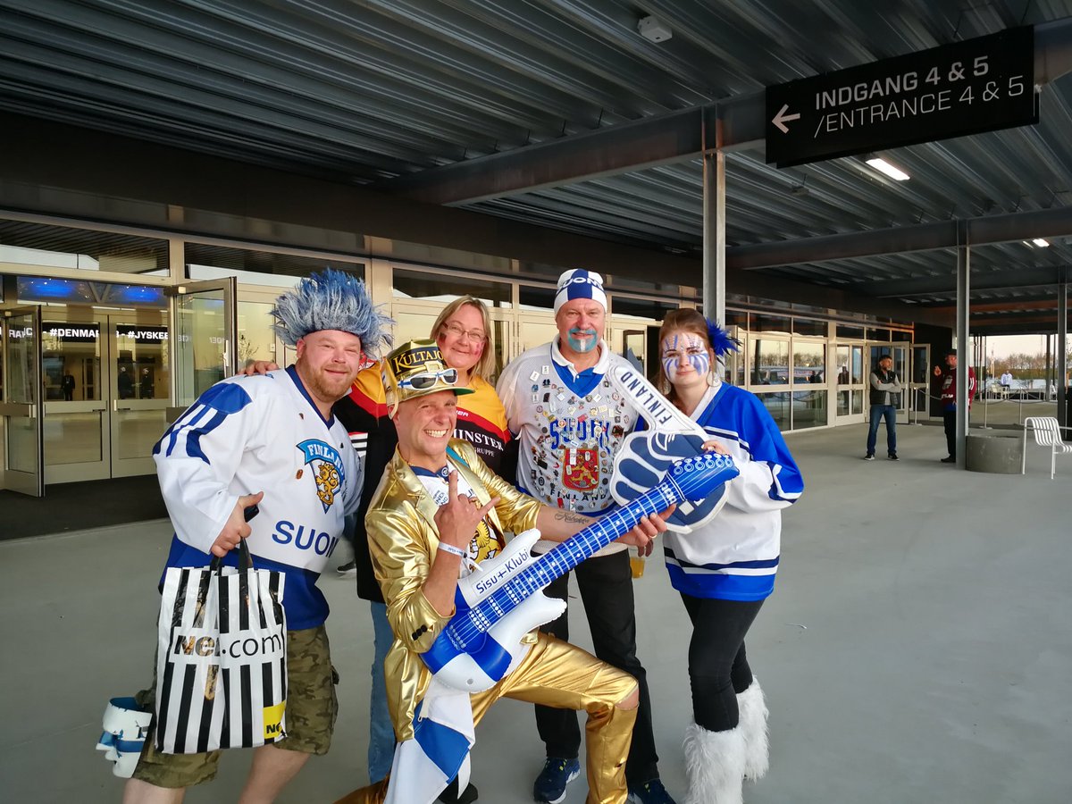 ManuelaFreese's tweet photo. We will play against Korea, Latvia, Finnland and Canada and again the fans will make party together, one pic with every nation of group B #IIHF2018 #duckly #sport1 @DEB_eV @2018IIHFWorlds @SBanderm @RickGoldmann https://t.co/ucRVwRPEJO