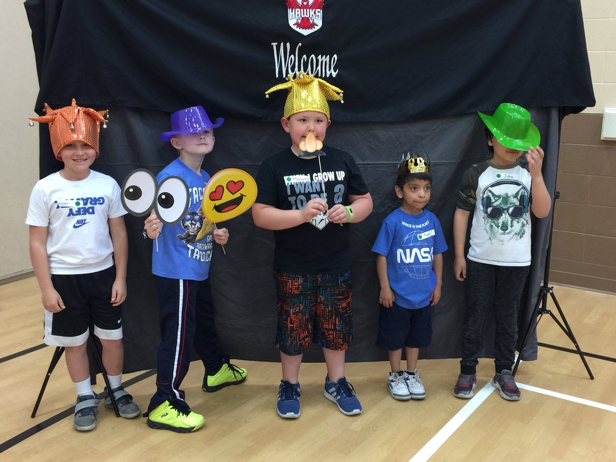 HWESPatriots's tweet photo. Perfect day for our @HWESPatriots to check out their new schools!!!! They came back EXCITED!!!!!! #PatriotPride #WEareLakota https://t.co/KLF0RKAJsw