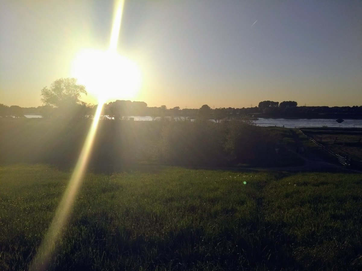 reiserauschen's tweet photo. Neuer Job in neuer Stadt - also nur noch Auto statt #Fahrrad? Nö... Mit 50 km von #Köln nach #Düsseldorf kann der #Feierabend beginnen... :) #biketowork https://t.co/sS5hhrPwIG