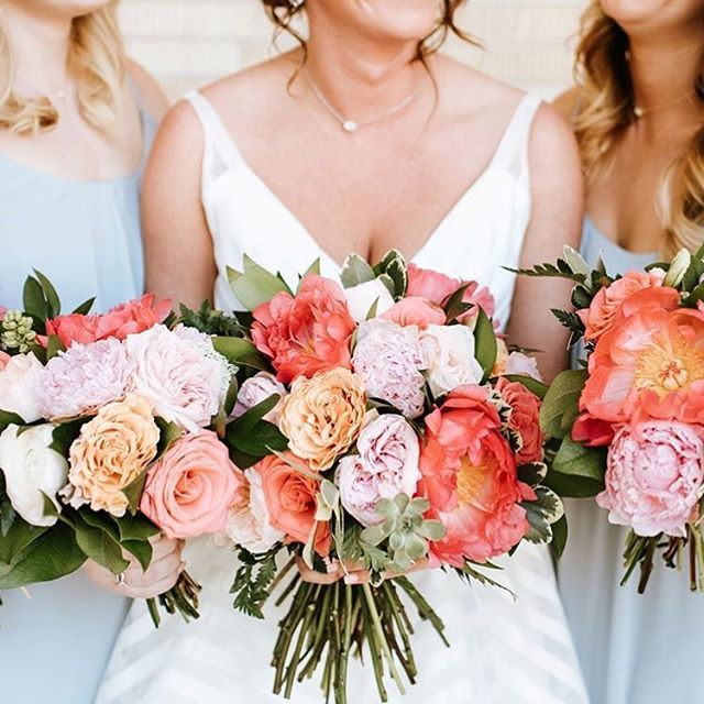 Happy Monday!💕 How perfect is this photo?! #StarDustBride ift.tt/2KJFAYT