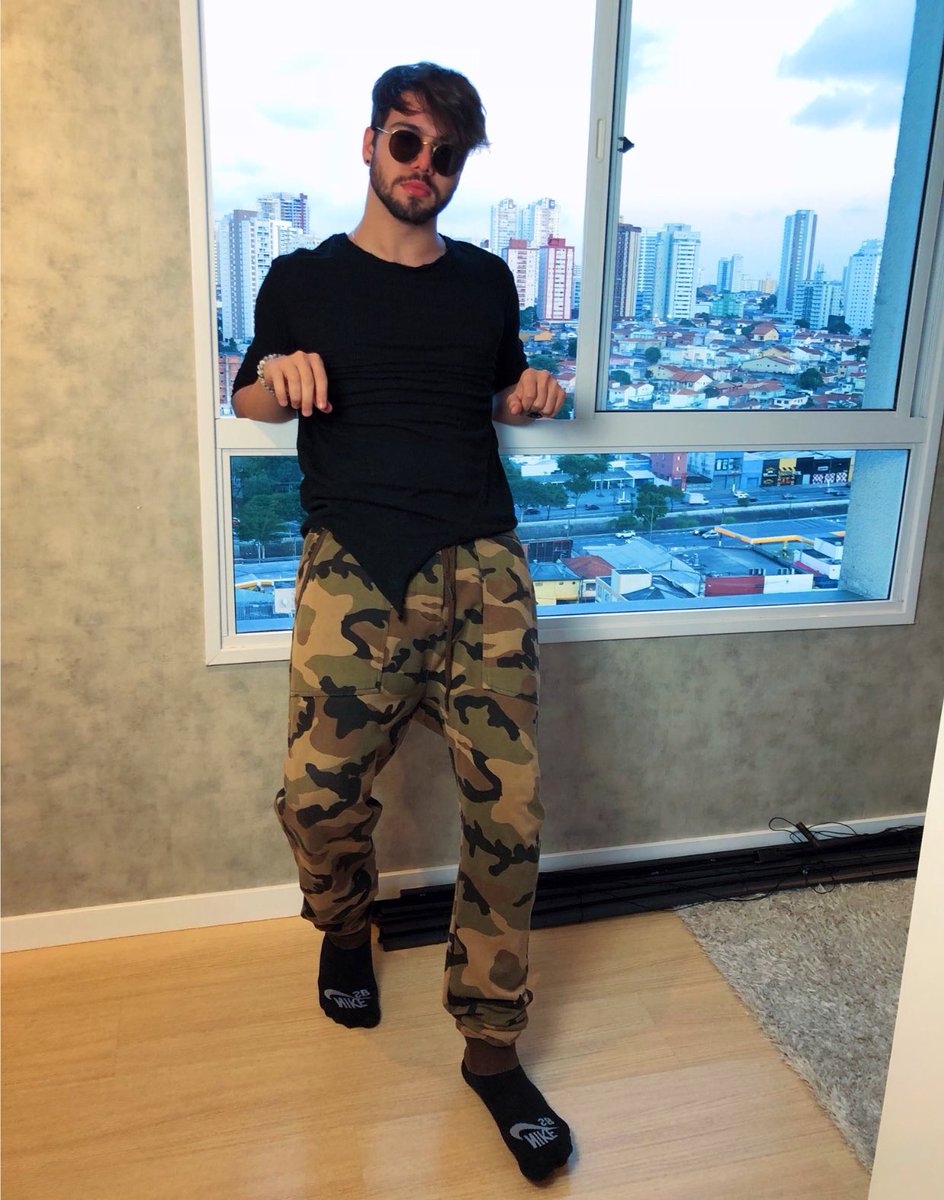 luscas's tweet photo. @t3ddyyyyy o homem que eu quero / o homem que você eh https://t.co/CeFFKhYqar