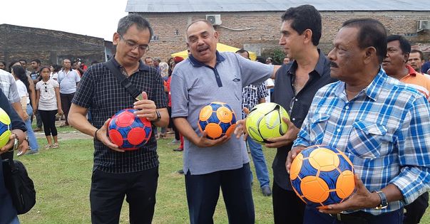 gembalajuang's tweet photo. Sihar Sitorus Ingin Majukan Sepakbola di Sumut Lewat Turnamen DJOSS Cup 

#KamiDjarotSihar 
#DjarotSihar2
#SemuaUrusanMudahTransparan
#SumutPilih2Djoss
PDI_Perjuangan BPPemiluPDIP kominfopdip bppemilusumut 
https://t.co/WDsbGrk3IG lewat tribunmedan https://t.co/SshLZrANLH