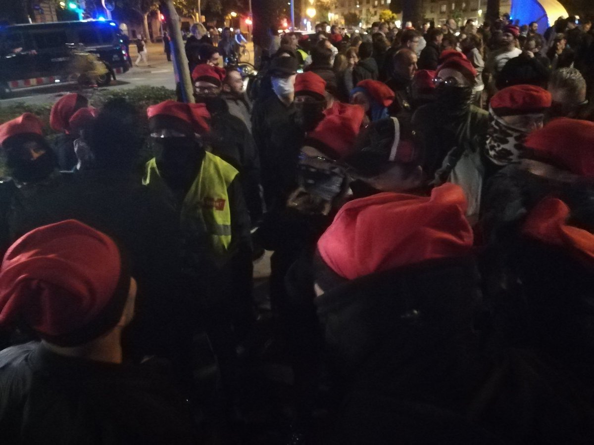 Eudi7's tweet image. Alguns manifestació del sector espanyolistes han cridat "Guillem Agulló, torna'ns el punxó". Els antifeixistes responen amb crits de "fora feixistes dels nostres barris" #inforac1