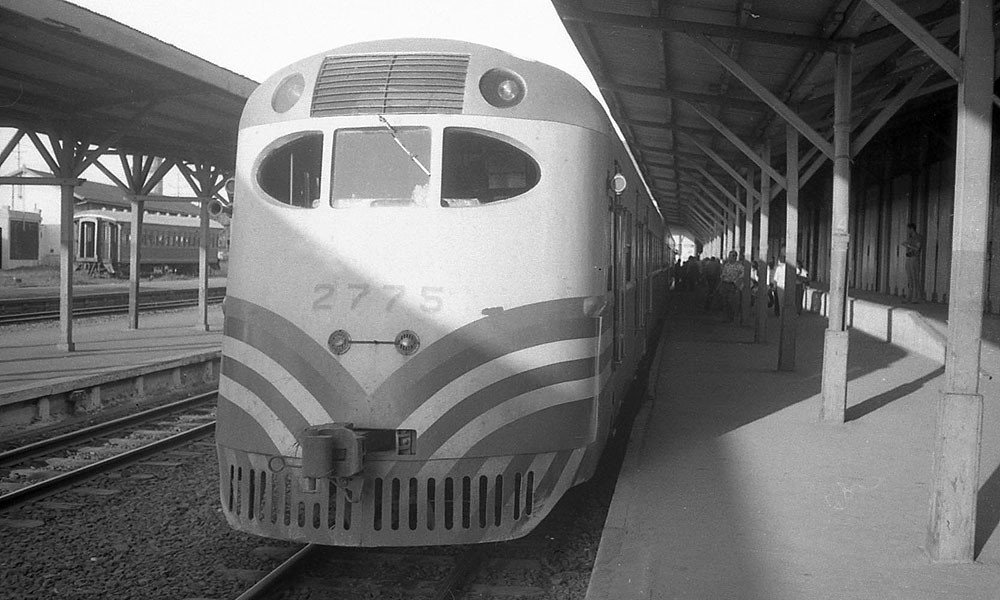 BsAs_recuerdo's tweet photo. La estación Buenos Aires en los años 60. Desde entonces hasta su reciente clausura, el bar que con afable calidez atendía en la misma el matrimonio D´Amico López fue un faro cordial para el viajero. Hoy al cabo de tanta dedicación, el cierre de la terminal los sume en la tristeza https://t.co/RqhnYKk9IS