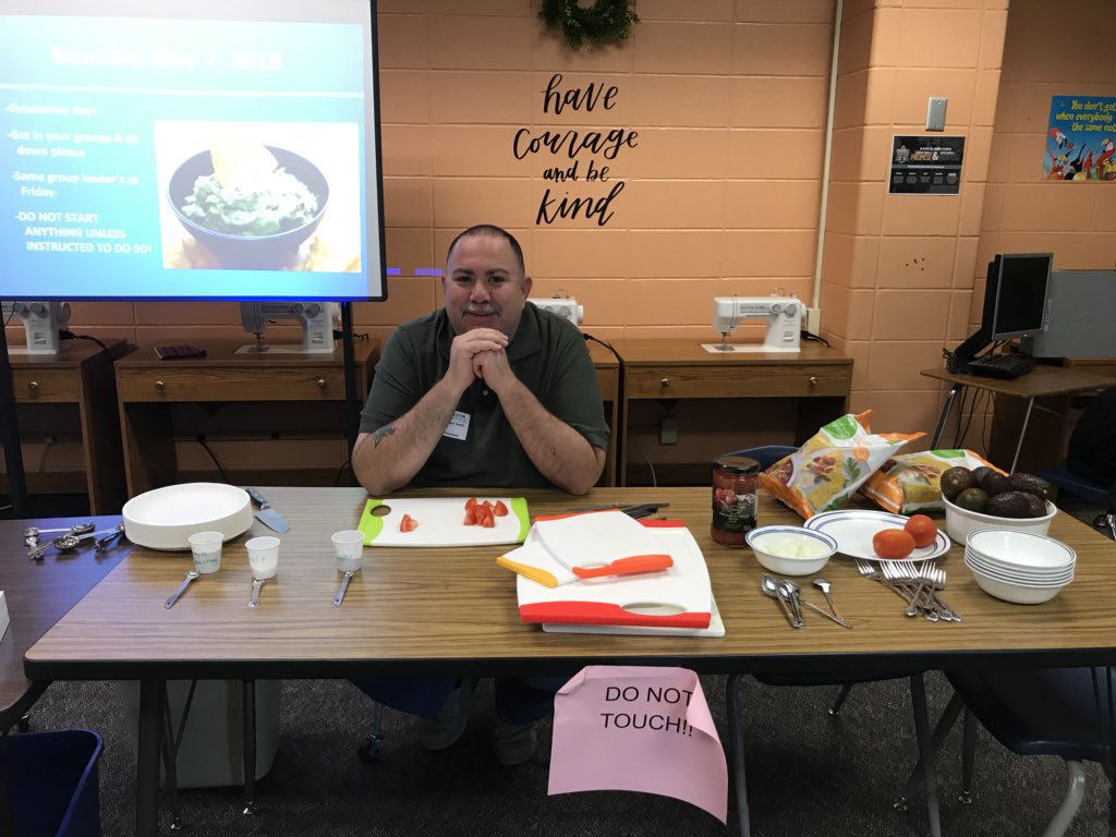 Smith__Amy's tweet photo. Brought in my first βguest chefβ for guacamole lab in PHS. My hubby had a round of applause from each class! Ss loved getting to make the lab & then eat it! #BestGuacamoleEver #BuildingSuperCUBs https://t.co/Ss96bkgLfd
