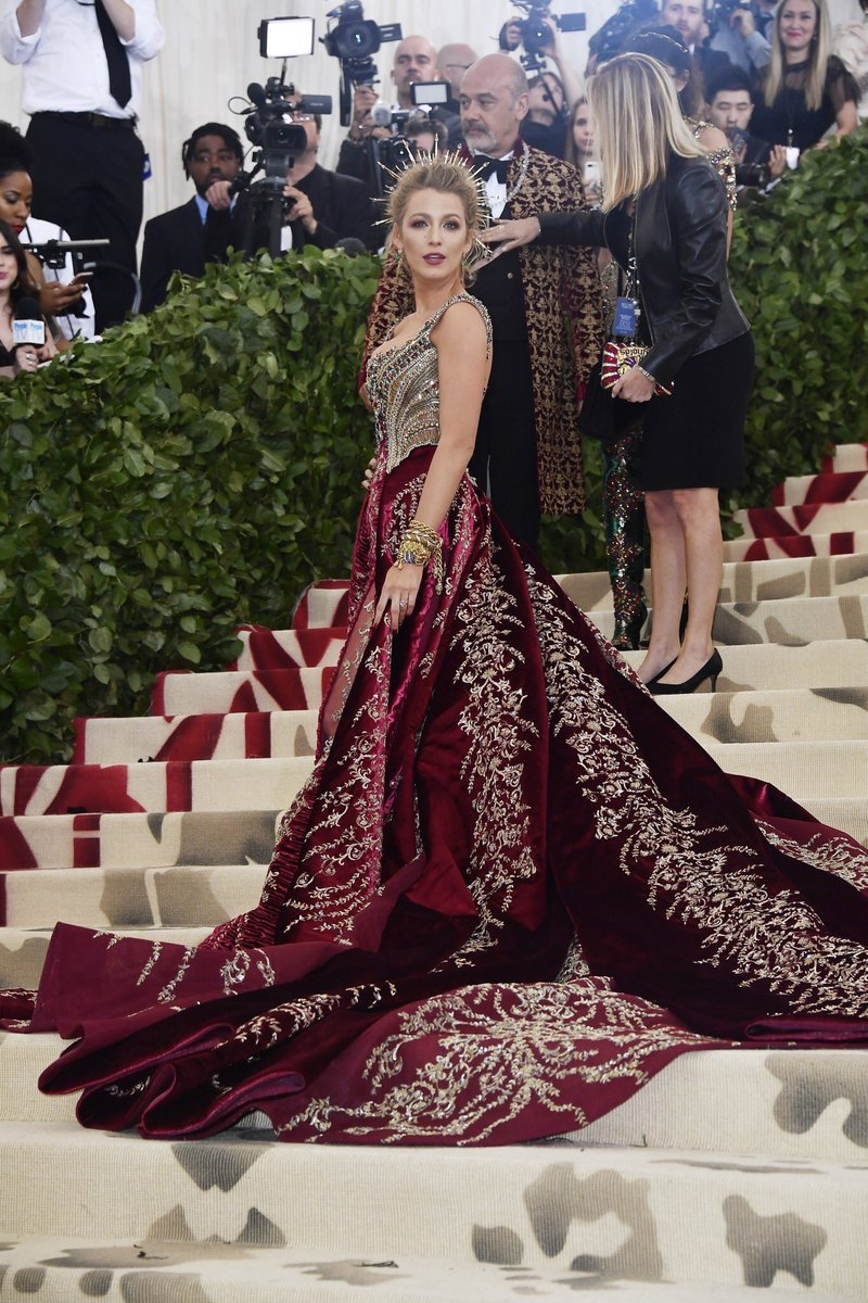 CoutureIsBeyond's tweet photo. Blake Lively in Atelier Versace #MetGala https://t.co/dt3kXtPSRa