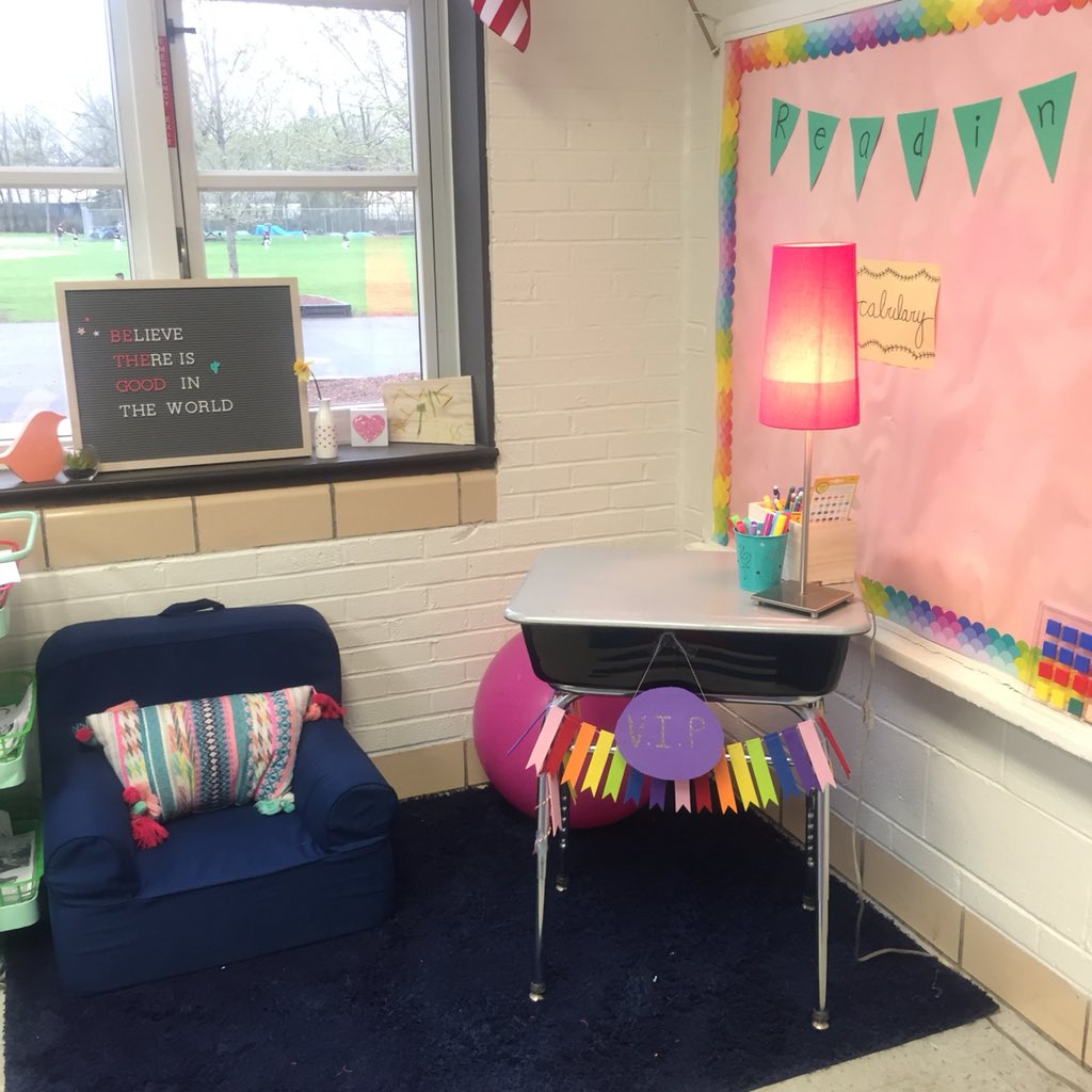 FabulouslYi4th's tweet photo. Ending the year with a VIP countdown! Each day, we pop a balloon and celebrate the student whose name is inside by giving them the VIP treatment - special desk, kind words, supplies and seats. #sd161 #westernave @western161 #eoy https://t.co/xNKoU2IfBT