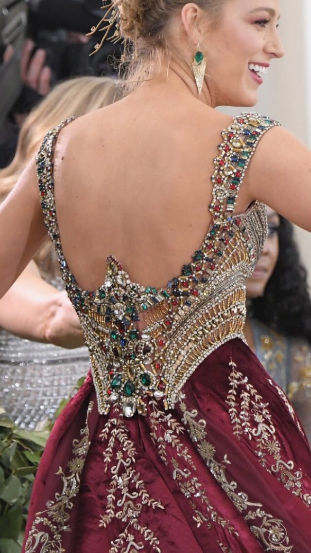 tallawahgall's tweet photo. Tonight was all about the details on these outfits. I couldn’t get enough. #MetGala https://t.co/eagx3Q9fkd