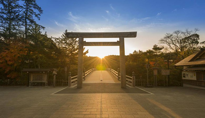 【伊勢神宮】全国8万の神社を包括する神社本庁の本宗であり、日本随一のパワースポットとしても有名です。まず外宮を参拝してから内宮に参拝するのが正しいとされています。（三重県伊勢市）