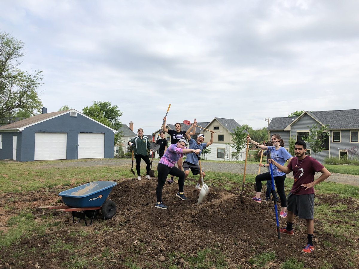 bhsclassof18's tweet photo. Thank you to all the amazing seniors helping their community at the senior service project!!!! https://t.co/FHSnSLRNxV