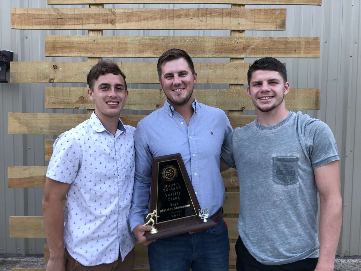 _jordanspurlock's tweet photo. Congrat Elijah for mvp , and thank you coach for an amazing senior year https://t.co/3cMtMkr4cW