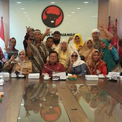 irwanjuanda1's tweet photo. #DarmadiDuriantoPeduli   terus bergerak membantu warga @inezclarissa https://t.co/UcbSpEKotg